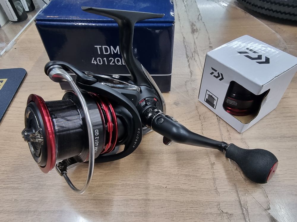 Daiwa 20 Crossfire Black Red Reel